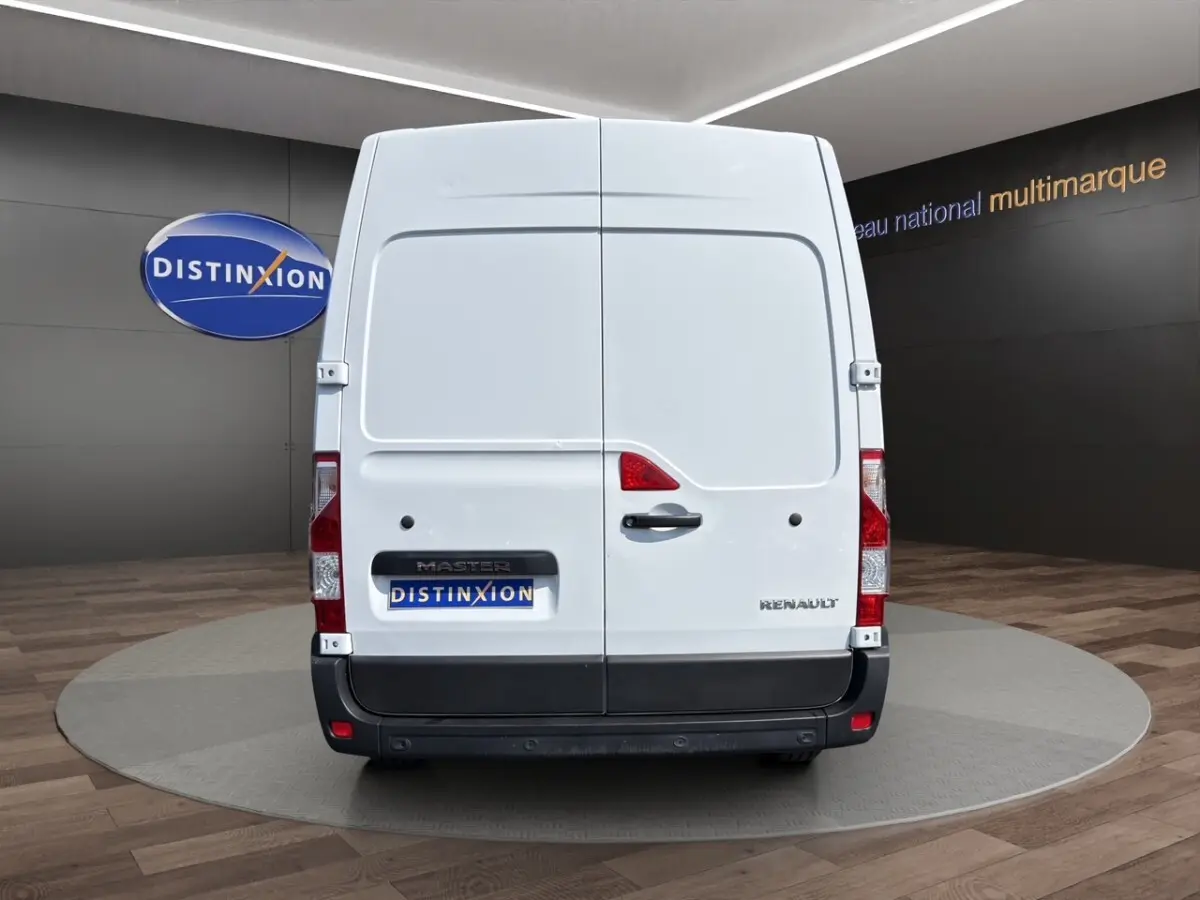 Vue arrière d’un Renault Master blanc, portes battantes fermées avec logo et bande noire inférieure.