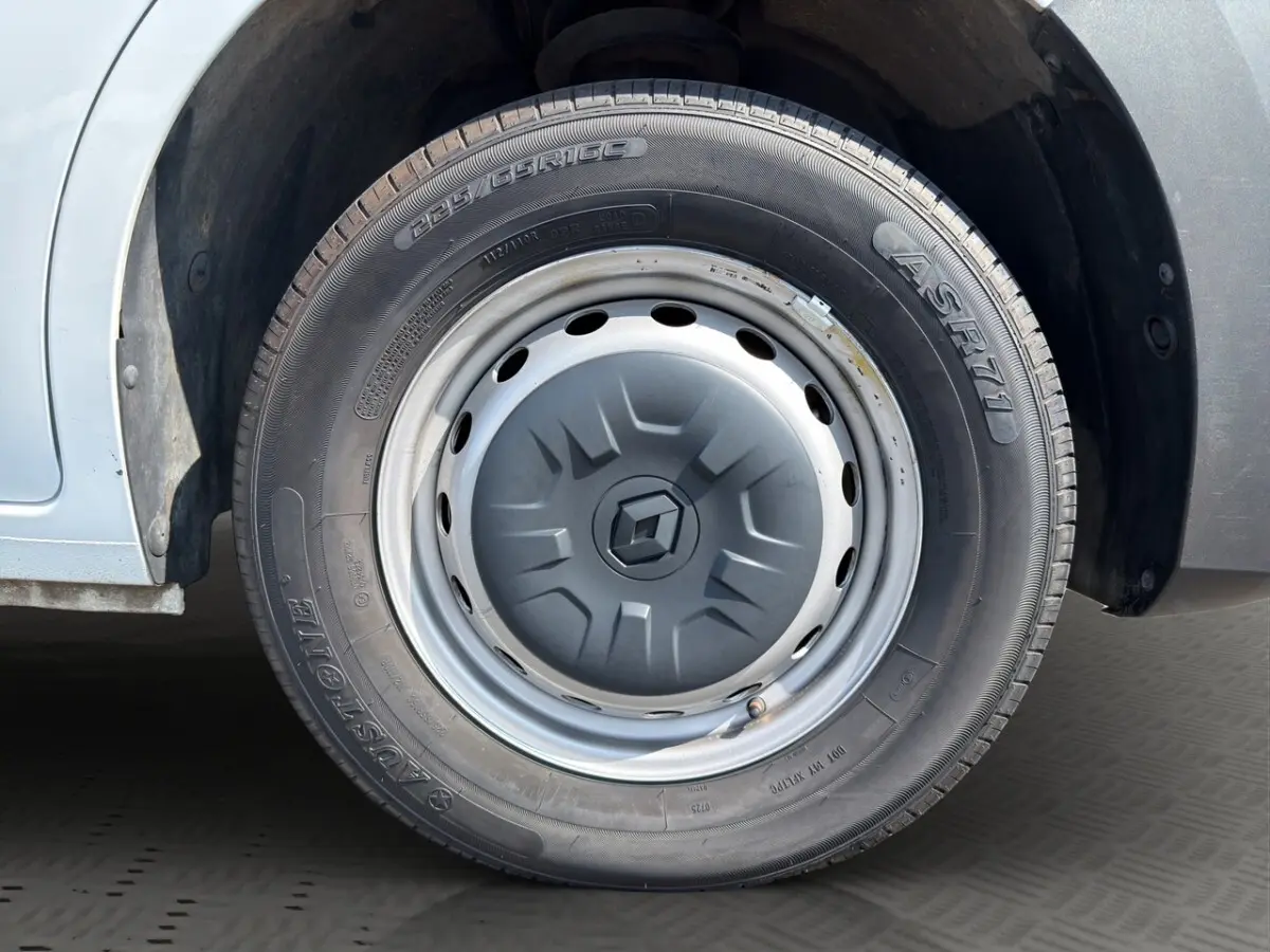 Gros plan sur la roue avant gauche blanche d’un Renault Master 2023 avec jante acier et logo Renault central.