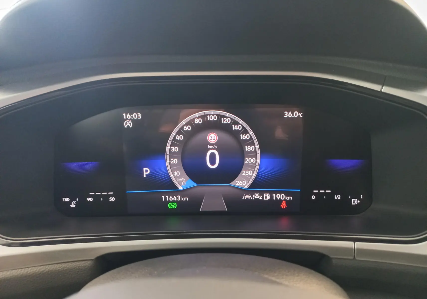 Tableau de bord numérique du Volkswagen T-Roc 1.5 TSI 150 DSG7 VW Edition 2025 affichant vitesse, température et autonomie.