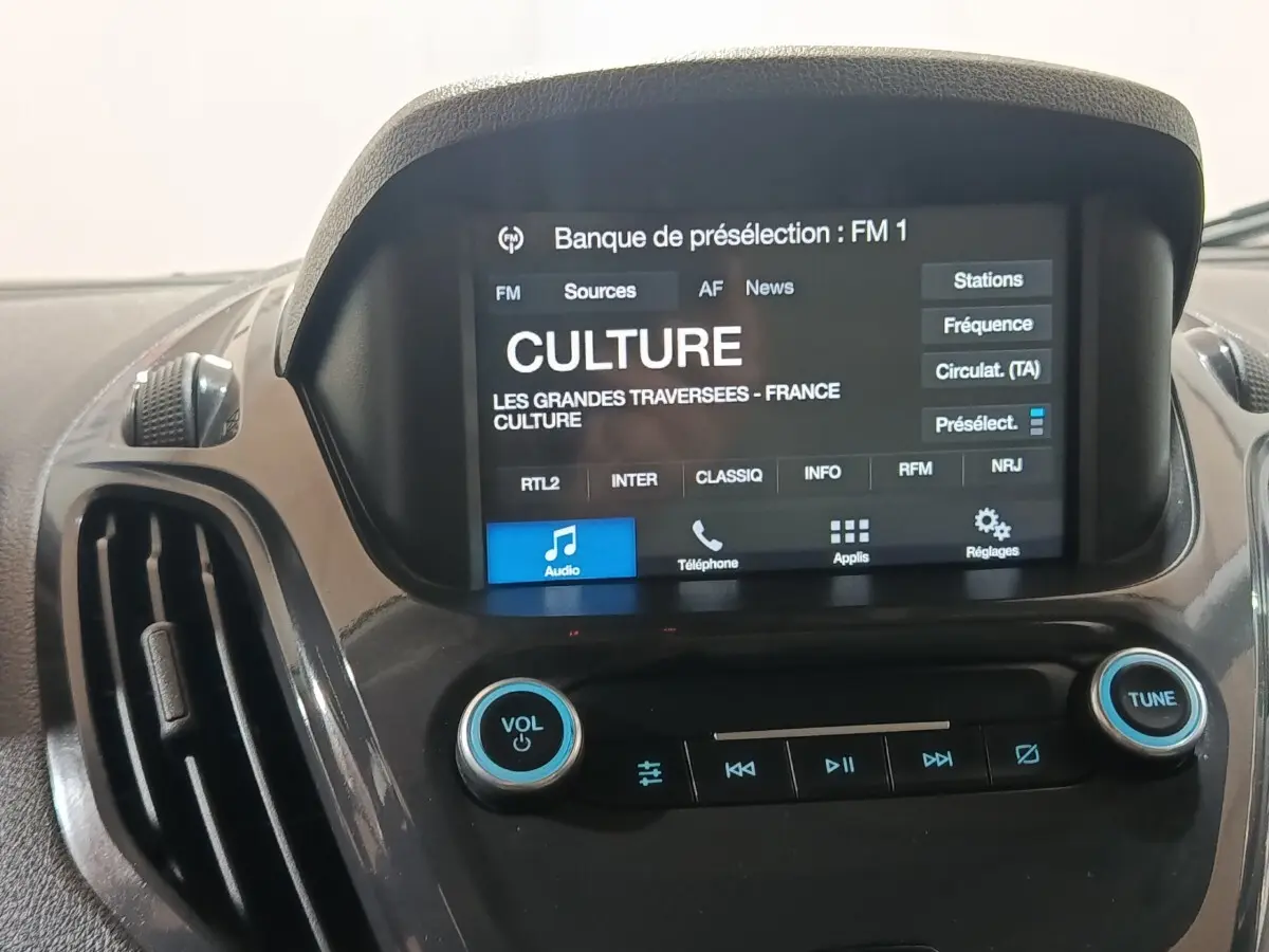 Gros plan sur l’écran multimédia central du Ford Grand Tourneo Connect 2020, affichant une station radio culturelle.