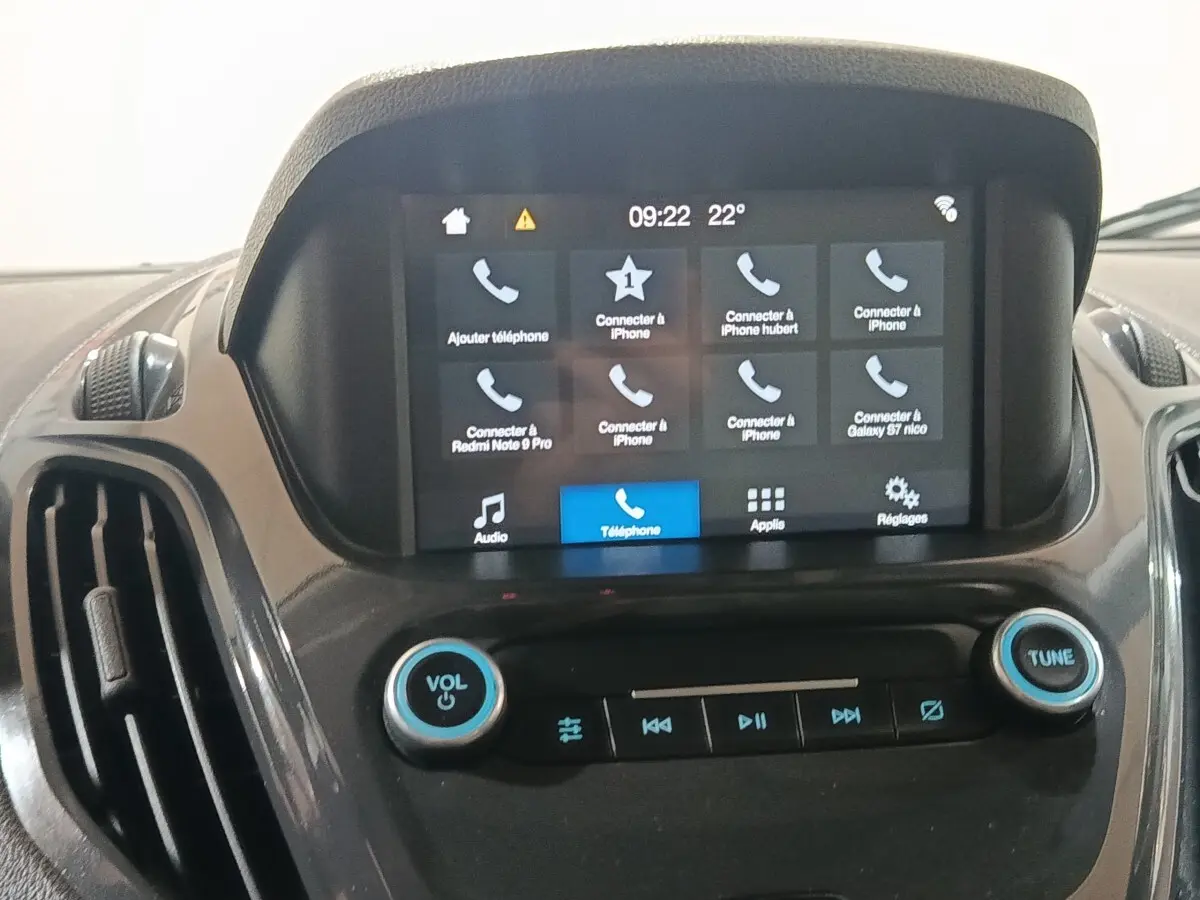 Vue rapprochée de l’écran tactile central du Ford Grand Tourneo Connect 2020 avec commandes audio et téléphone affichées.