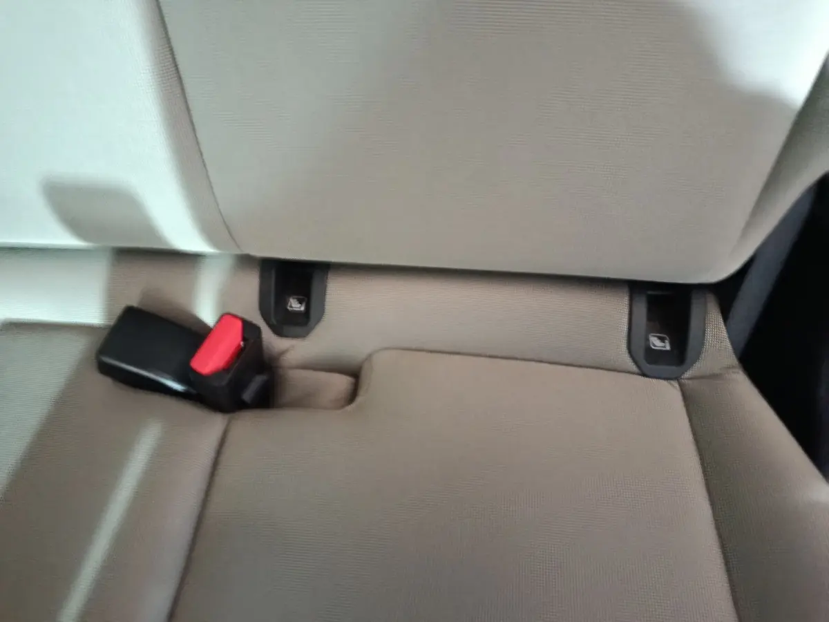 Gros plan sur la banquette arrière beige du Ford Grand Tourneo Connect 2020, montrant les attaches Isofix et la boucle de ceinture.