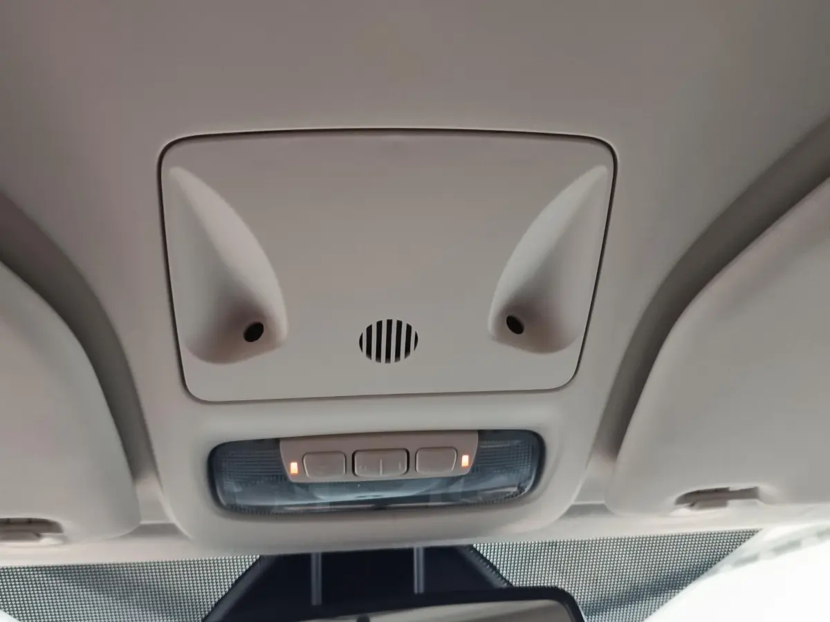 Plafonnier intérieur avant avec spots de lecture allumés sur Ford Grand Tourneo Connect blanc, vue de dessous.