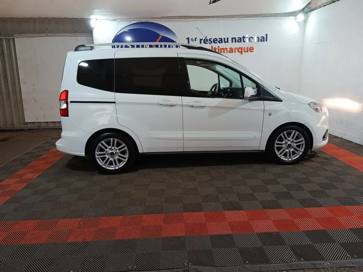Vue de profil droit du Ford Grand Tourneo Connect blanc 2020 avec vitres arrière teintées et jantes alliage.