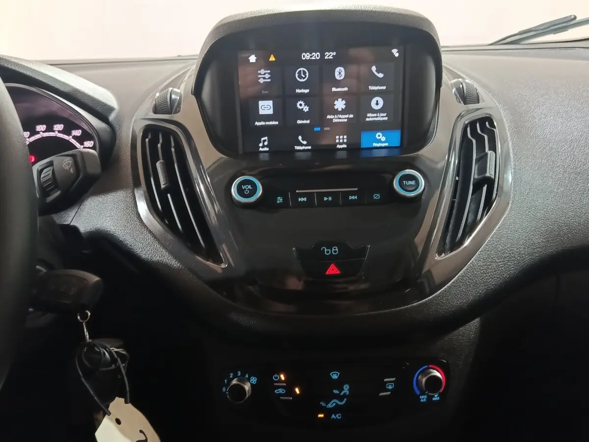 Vue rapprochée du tableau de bord noir du Ford Grand Tourneo Connect 2020 avec écran tactile et commandes climatisation.