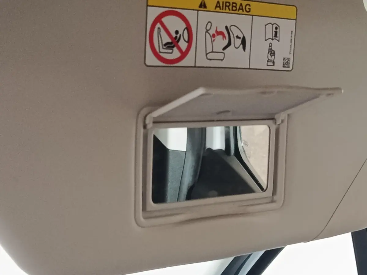 Détail du miroir de courtoisie sur pare-soleil intérieur beige du Ford Grand Tourneo Connect blanc 2020.