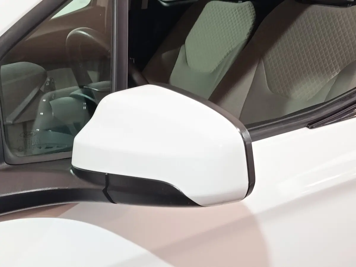 Rétroviseur blanc côté conducteur du Ford Grand Tourneo Connect 1.5ecoblue 2020 avec intérieur beige visible.