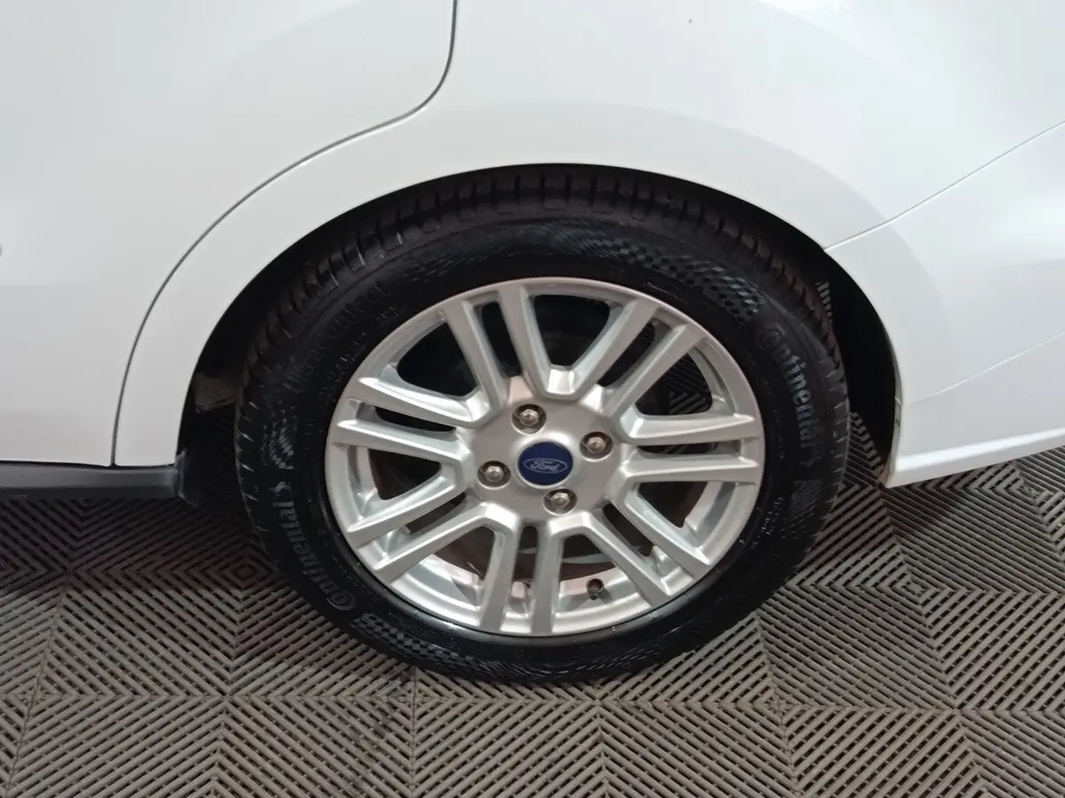 Gros plan sur la roue arrière droite blanche d’un Ford Grand Tourneo Connect 2020 avec jante alliage argentée.