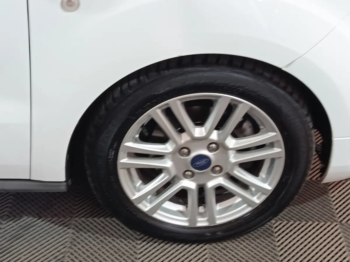 Gros plan sur la roue arrière droite d’un Ford Grand Tourneo Connect blanc avec jante alliage multibranches.