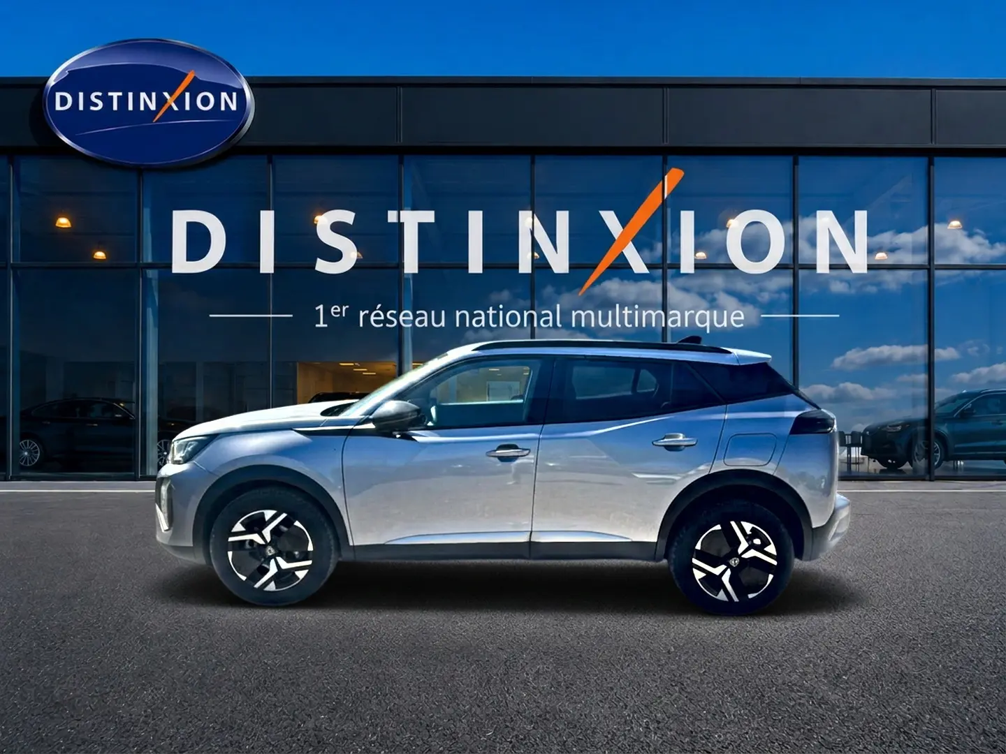 Peugeot 2008 gris Artense vue de profil côté gauche, avec jantes alliage et toit noir contrasté.