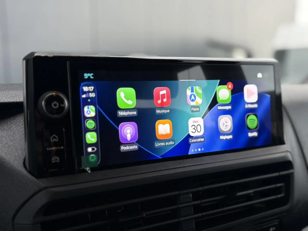 Écran tactile 10 pouces du tableau de bord du Citroën Jumpy noir Perla, affichant Apple CarPlay.