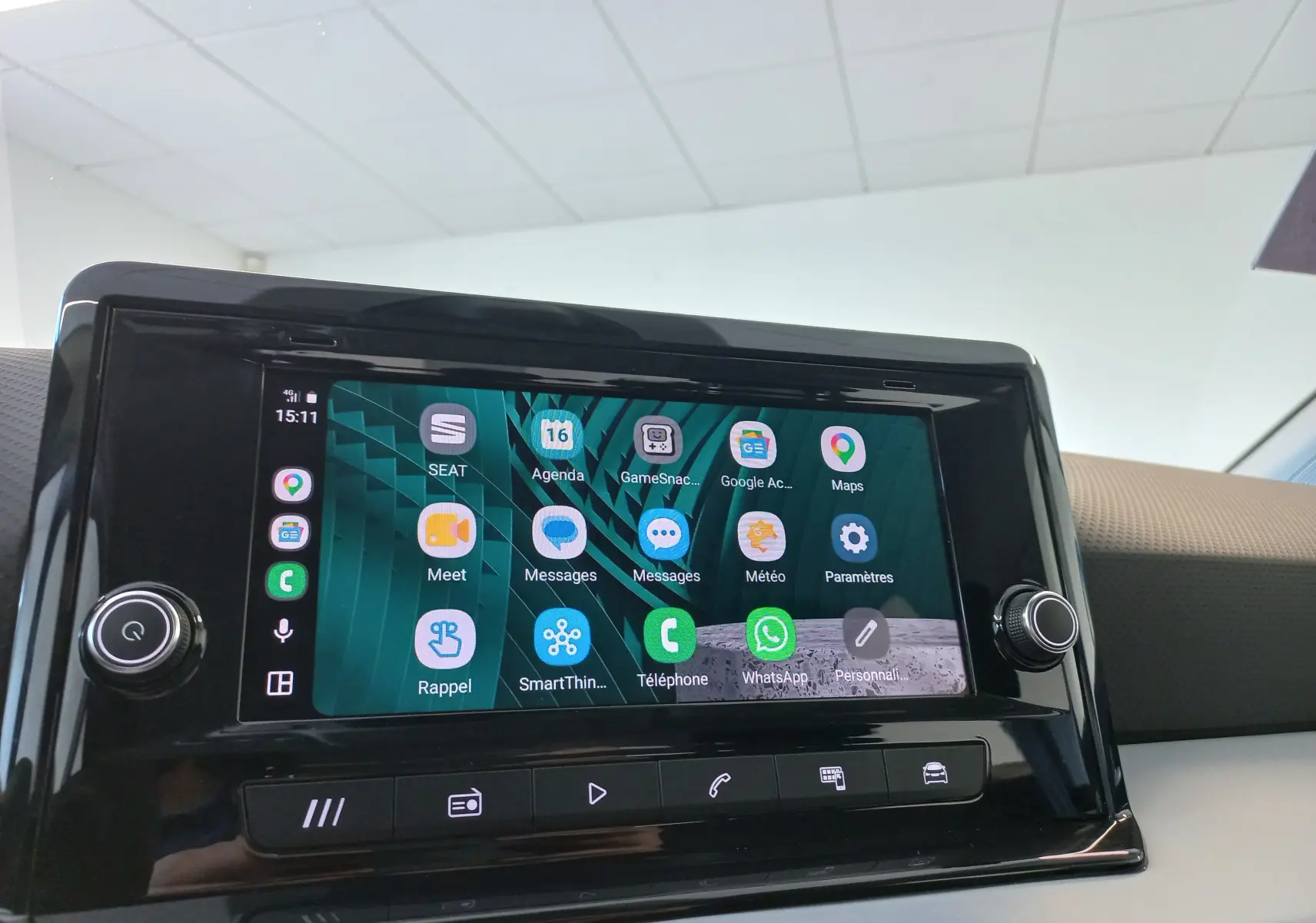 Écran tactile central du tableau de bord de la SEAT Ibiza 2025 avec interface connectée et commandes autour.