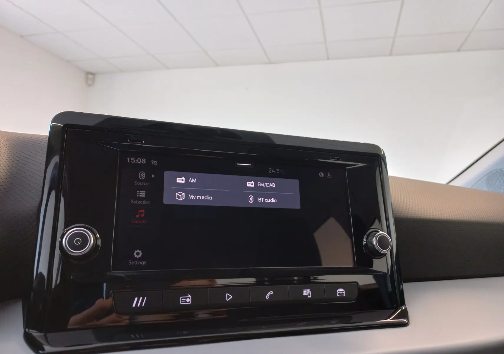 Écran tactile central du tableau de bord de la SEAT Ibiza 2025, affichant les options audio dans un intérieur beige.