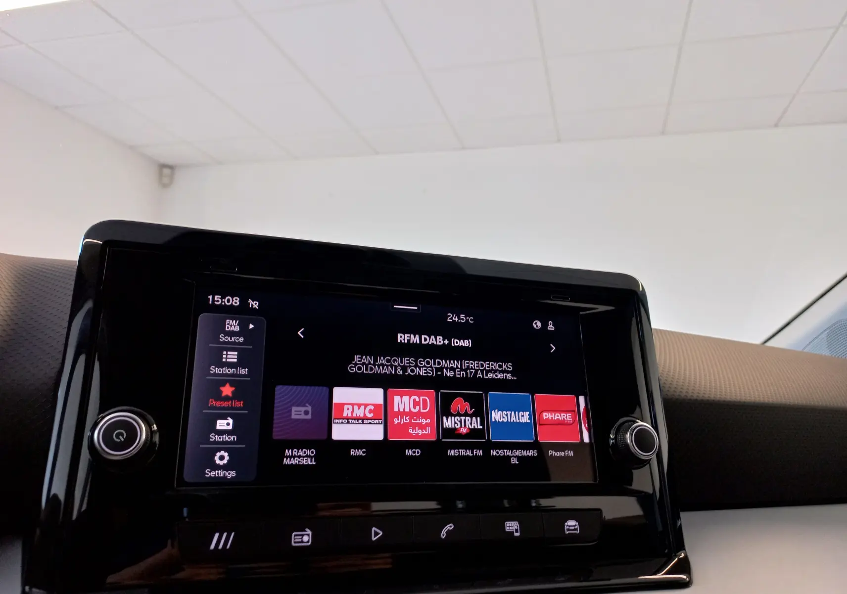 Écran tactile central du tableau de bord du SEAT Ibiza 2025, affichant les stations radio numériques.