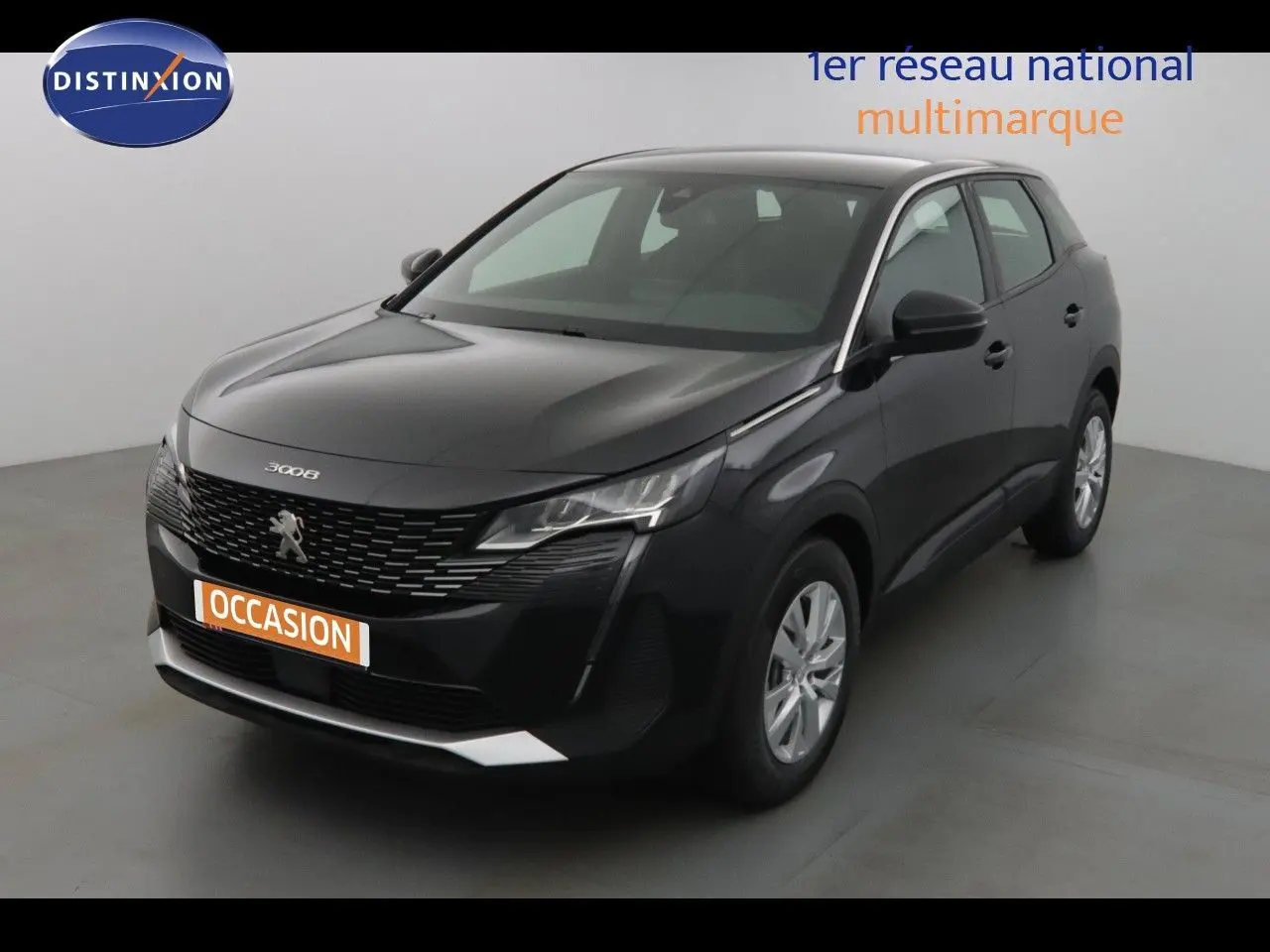 Peugeot 3008 noir perle métal vue 3/4 avant droit dans un studio lumineux avec plaque Zero KM.