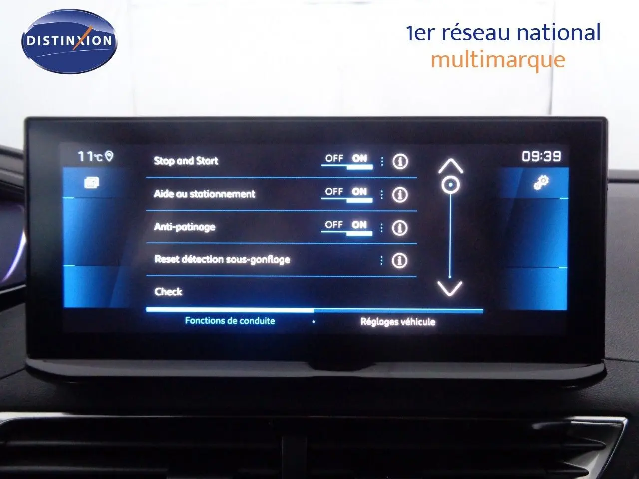 Écran tactile central du Peugeot 3008 2023 affichant les réglages d'aide à la conduite avec options activées.