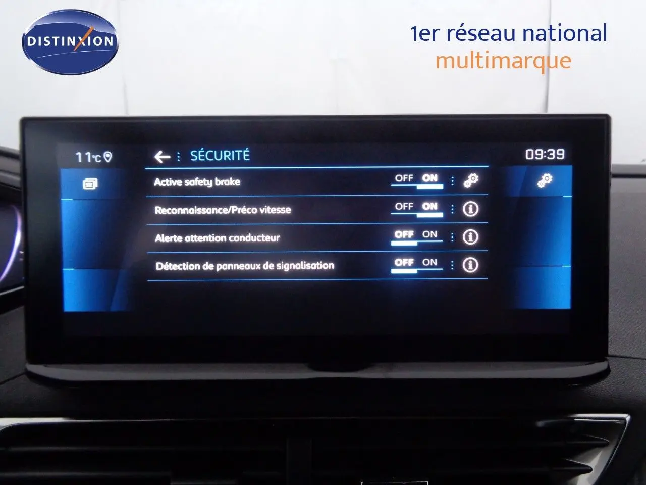 Écran central du Peugeot 3008 2023 affichant les options de sécurité activées sur fond noir et bleu.