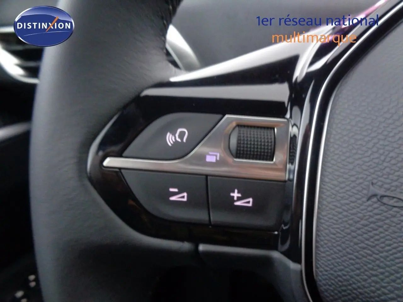 Gros plan sur les commandes de volume et téléphone intégrées au volant noir du Peugeot 3008 2023 finition Active Pack.
