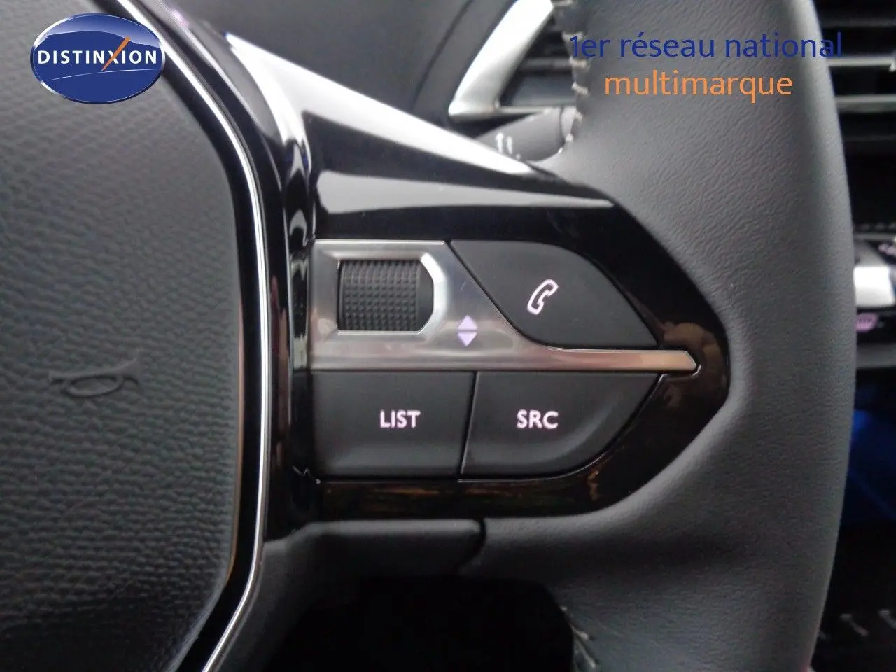 Gros plan sur les commandes gauche du volant noir du Peugeot 3008 2023, boutons LIST, SRC et téléphone visibles.