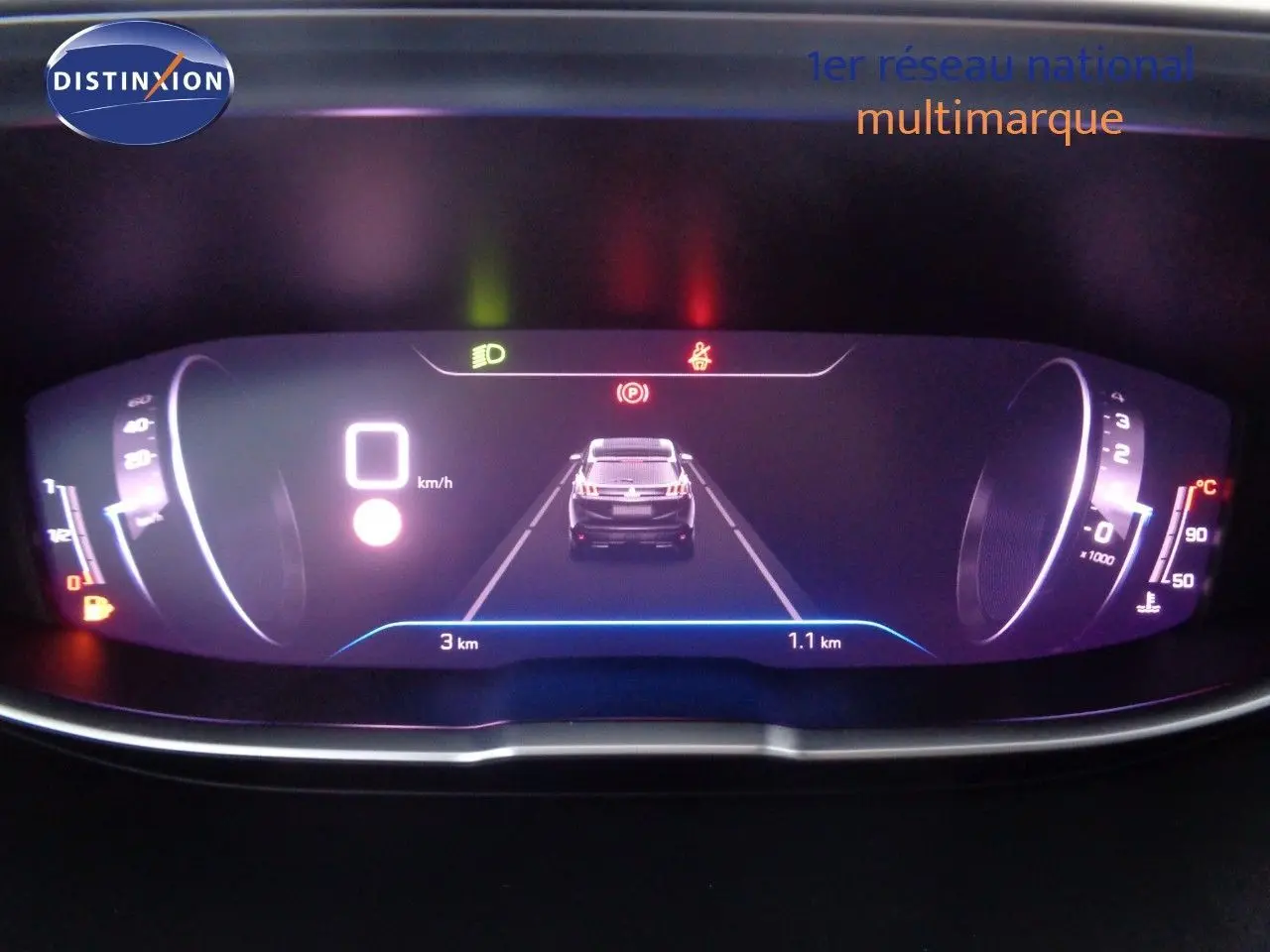 Affichage numérique du tableau de bord du Peugeot 3008 noir perle, montrant la vitesse à 0 km/h et l'alerte de frein activée.
