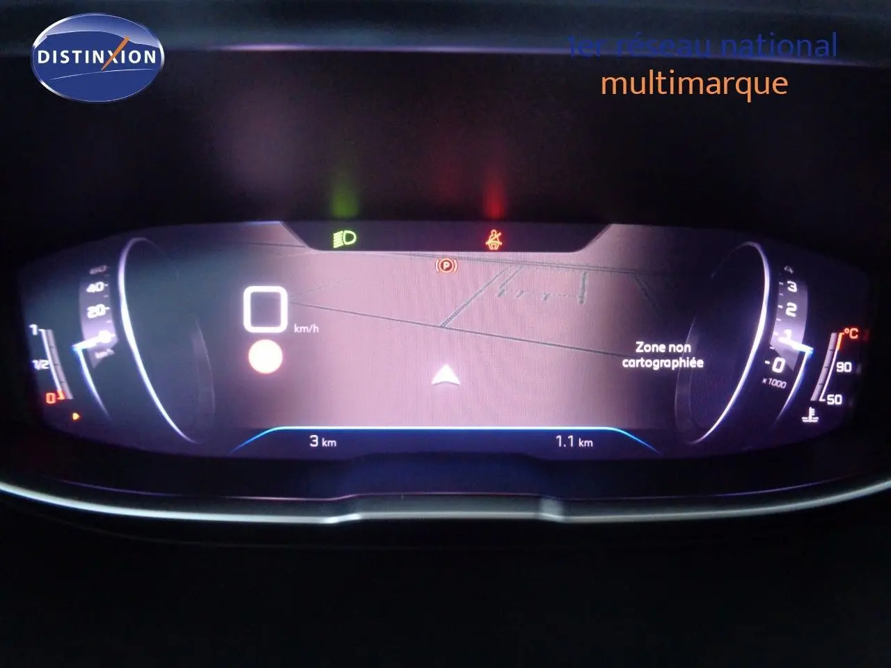 Tableau de bord numérique du Peugeot 3008 noir perle, affichant la vitesse à 0 km/h et une carte non cartographiée.