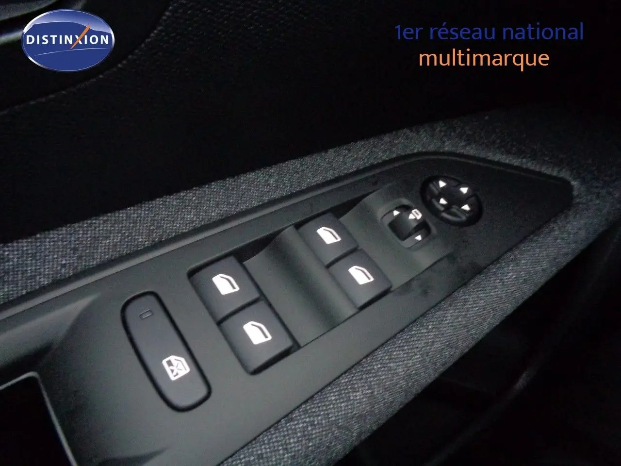 Gros plan sur les commandes des vitres électriques et réglages des rétroviseurs côté conducteur du Peugeot 3008 noir perle 2023.