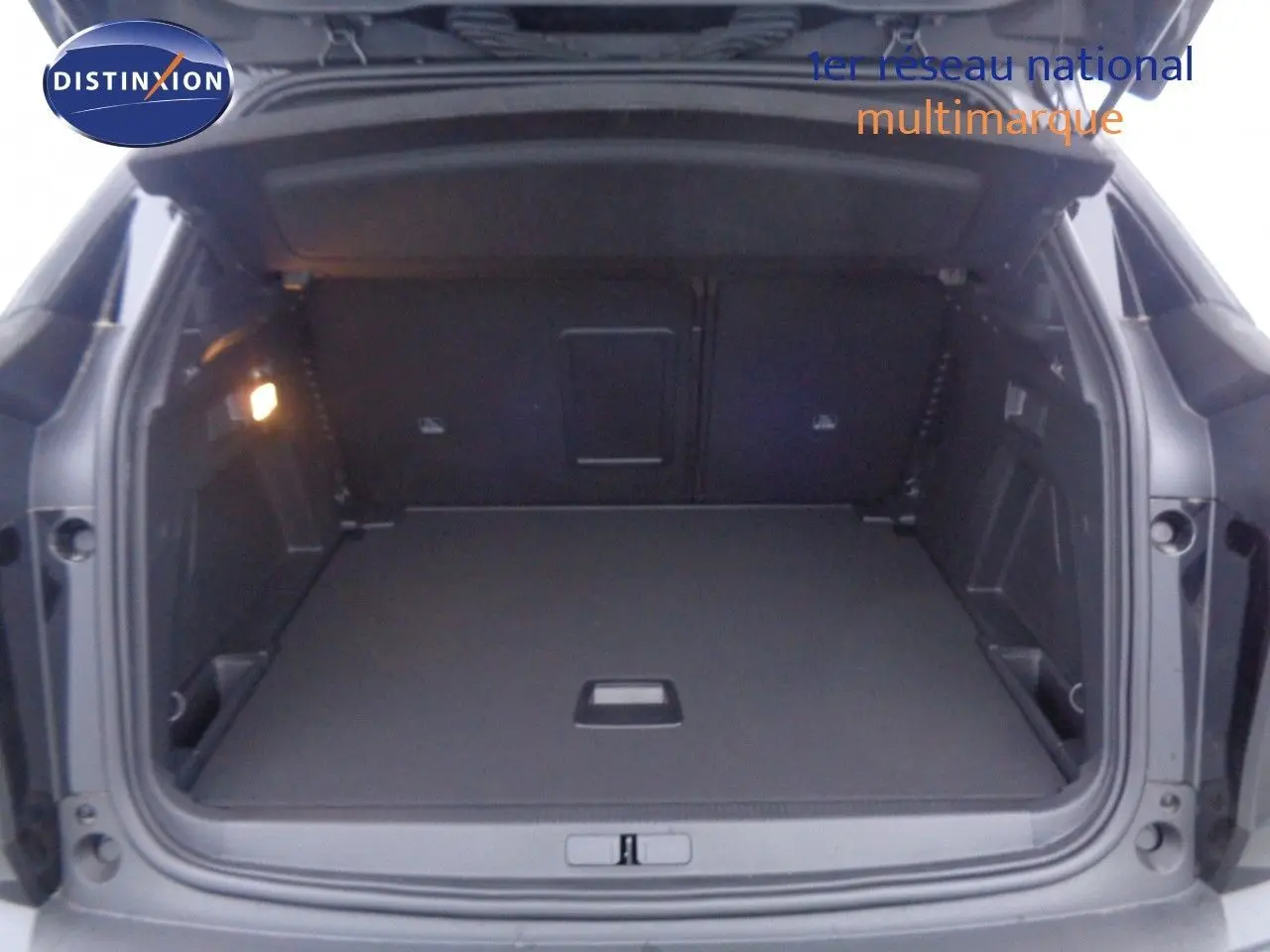 Coffre ouvert d'un Peugeot 3008 noir perle métal, vue arrière montrant un espace de chargement spacieux et propre.