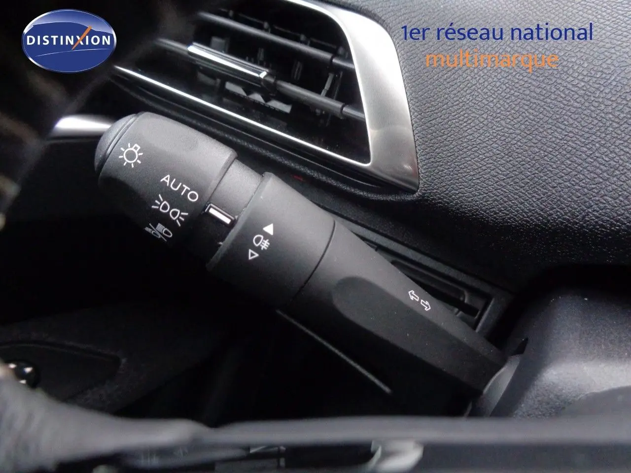Gros plan sur la commande des feux et clignotants du Peugeot 3008 noir perle métal, intérieur noir texturé.