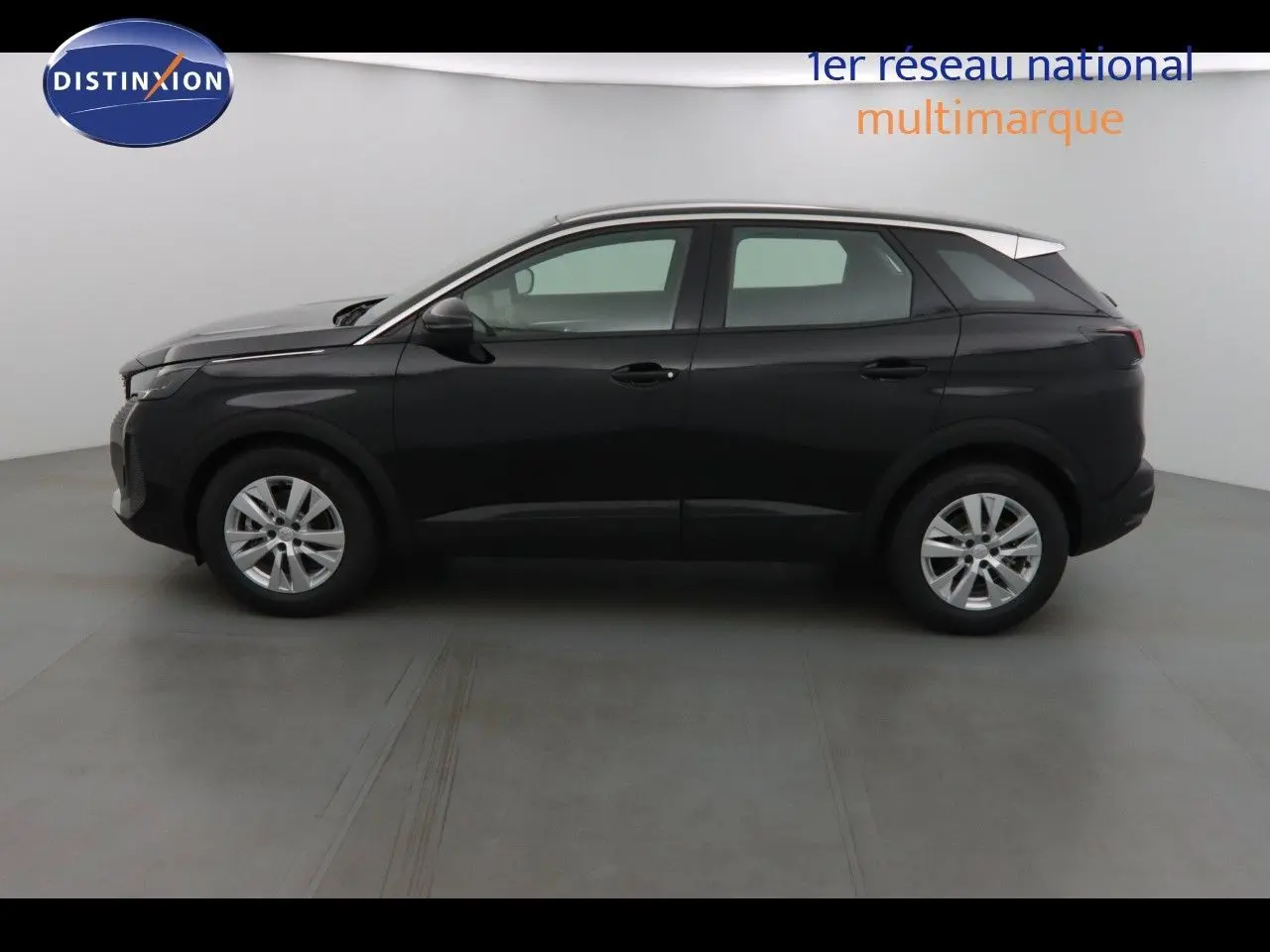 Peugeot 3008 noir perle métal vue de profil côté gauche, soulignant sa silhouette élégante et ses jantes argentées.