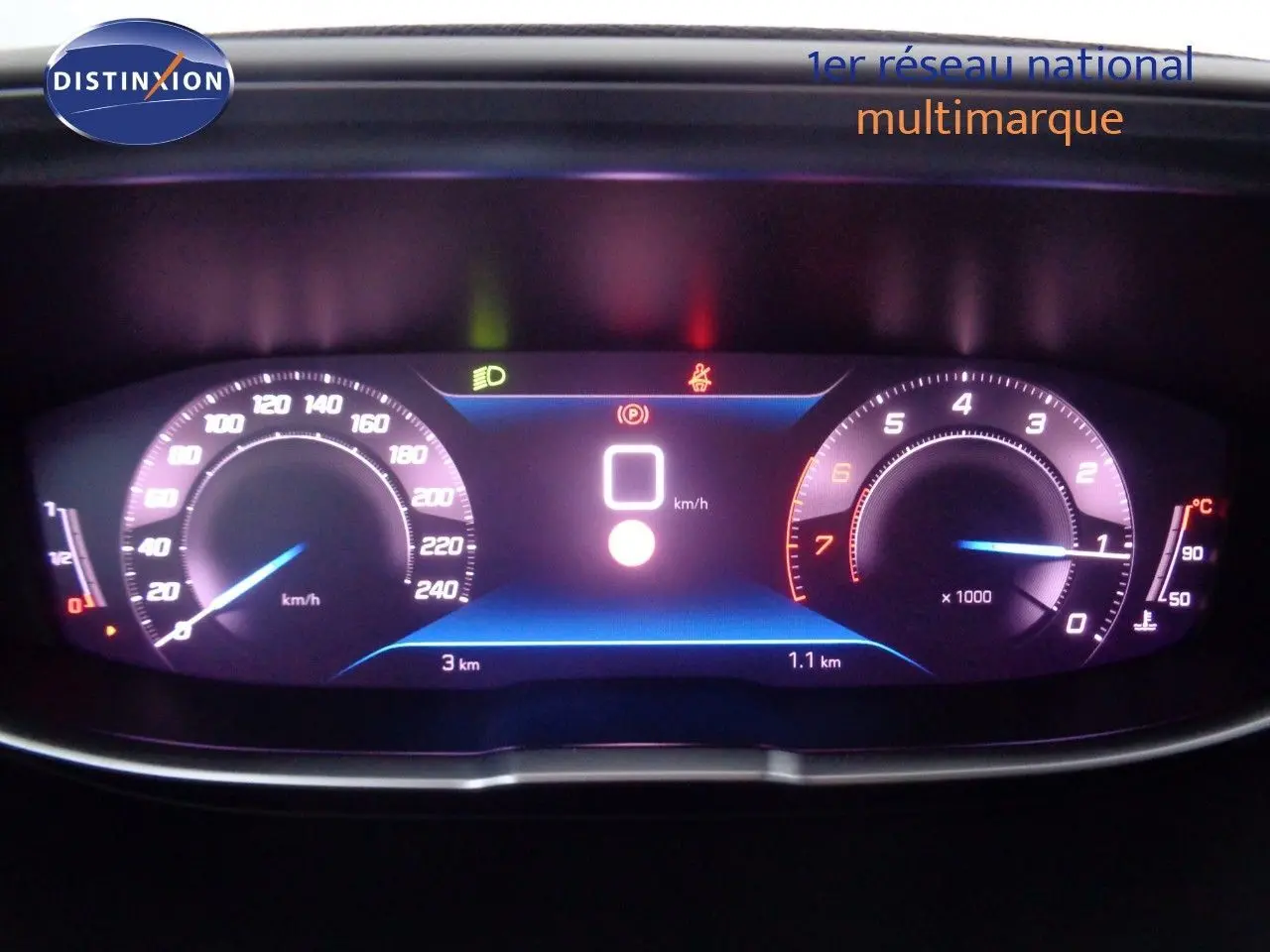 Tableau de bord numérique du Peugeot 3008 noir perle, affichant vitesse, compte-tours et alertes au repos.