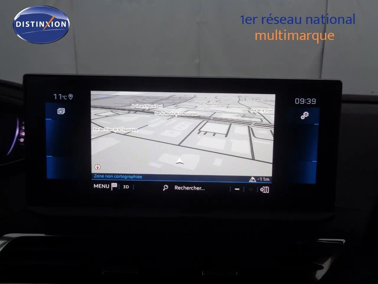 Écran tactile du système de navigation du Peugeot 3008 noir perle métal affichant une carte 3D en intérieur.