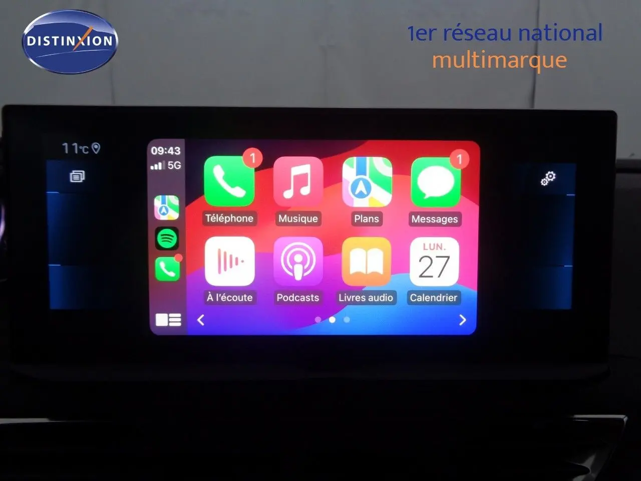 Écran tactile central du Peugeot 3008 2023 affichant Apple CarPlay avec icônes colorées sur fond noir.