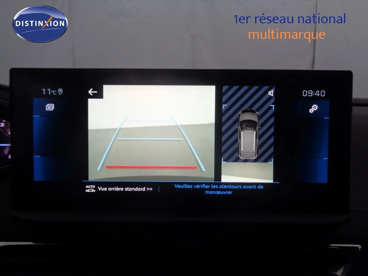 Écran multimédia du Peugeot 3008 2023 affichant la caméra de recul et l'aide au stationnement en vue arrière.