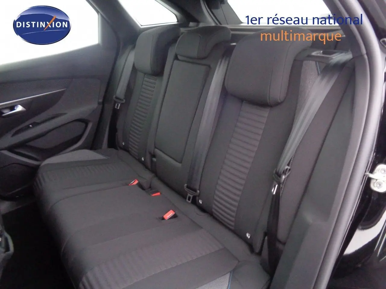 Vue intérieure arrière côté droit du Peugeot 3008 2023 noir perle métal, sièges arrière en tissu gris noir avec ceintures de sécurité.