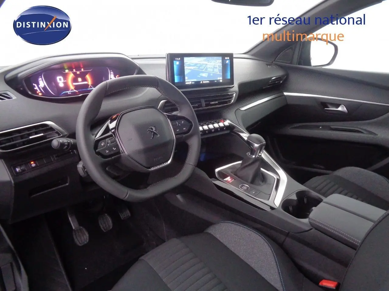 Intérieur de la Peugeot 3008 2023 vue côté conducteur, tableau de bord numérique et écran tactile central visibles.