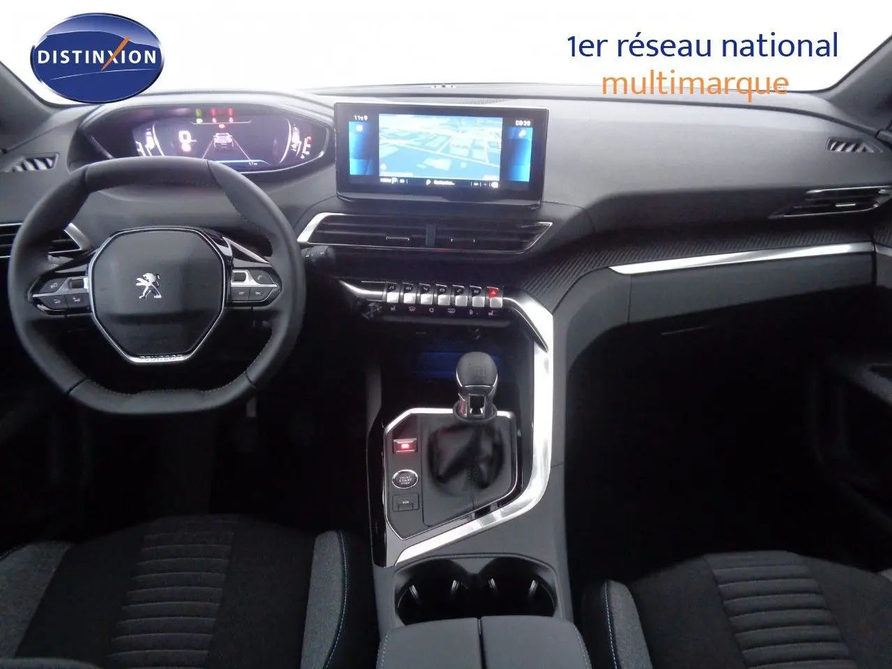 Intérieur du Peugeot 3008 2023 avec tableau de bord moderne, écran central tactile et volant compact noir.