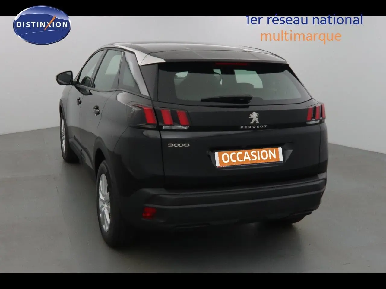 Peugeot 3008 noir perle métal vue 3/4 arrière droit dans un studio lumineux avec plaques Zero KM.
