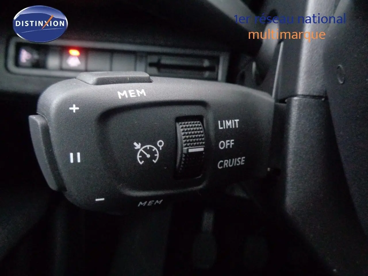 Gros plan sur la commande de régulateur de vitesse du Peugeot 3008 noir perle métal, avec les options LIMIT, OFF et CRUISE visibles.