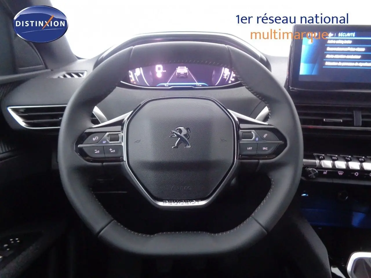 Vue rapprochée du volant cuir noir et du tableau de bord numérique du Peugeot 3008 2023 noir perle métal.