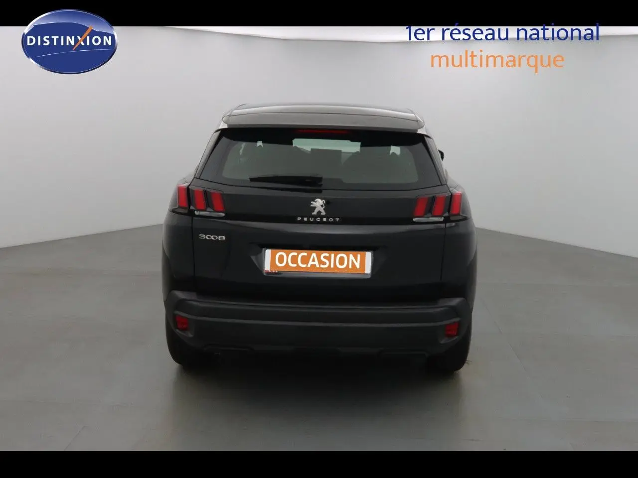 Vue arrière du Peugeot 3008 noir perle métal 2023 avec feux LED caractéristiques et plaque Zero KM visible