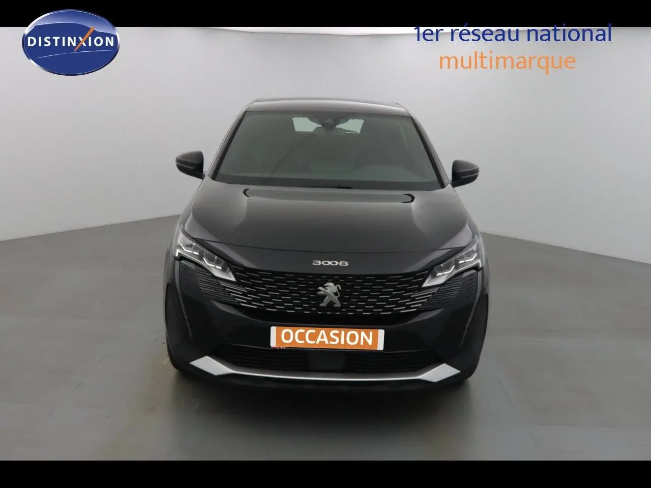 Vue de face d'un Peugeot 3008 noir perle métal 2023 avec calandre distinctive et phares LED allumés.