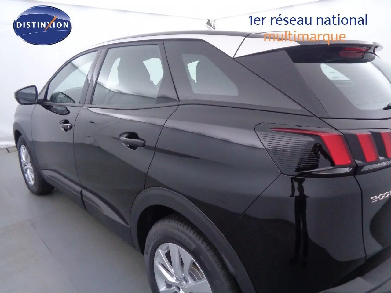Vue 3/4 arrière côté gauche d'un Peugeot 3008 noir perle métal avec feux arrière à griffes rouges distinctives.
