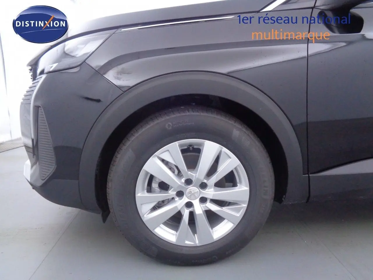 Peugeot 3008 noir perle métal en vue 3/4 avant droit, mettant en valeur ses phares LED et jantes alliage.