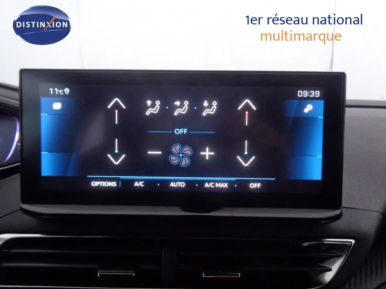 Écran tactile central du Peugeot 3008 2023 affichant les réglages de climatisation avec interface moderne et lisible.