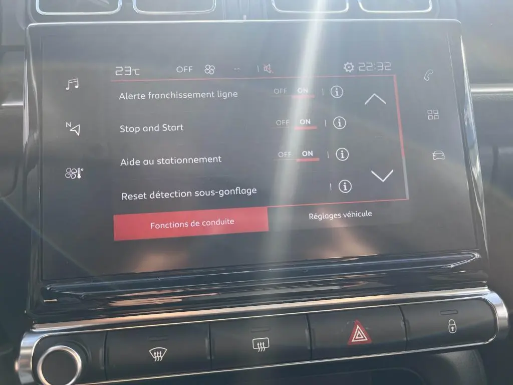 Écran tactile central de la Citroën C3 2022 affichant les réglages d'aides à la conduite, intérieur noir.