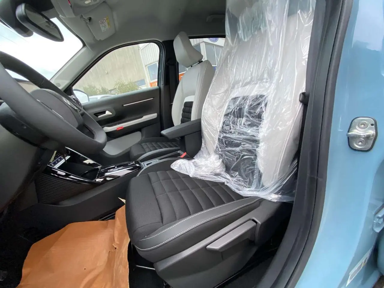 Vue intérieure côté conducteur du Citroën C3 Aircross bleu Monte Carlo, sièges Advanced Comfort noirs avec accoudoir central.