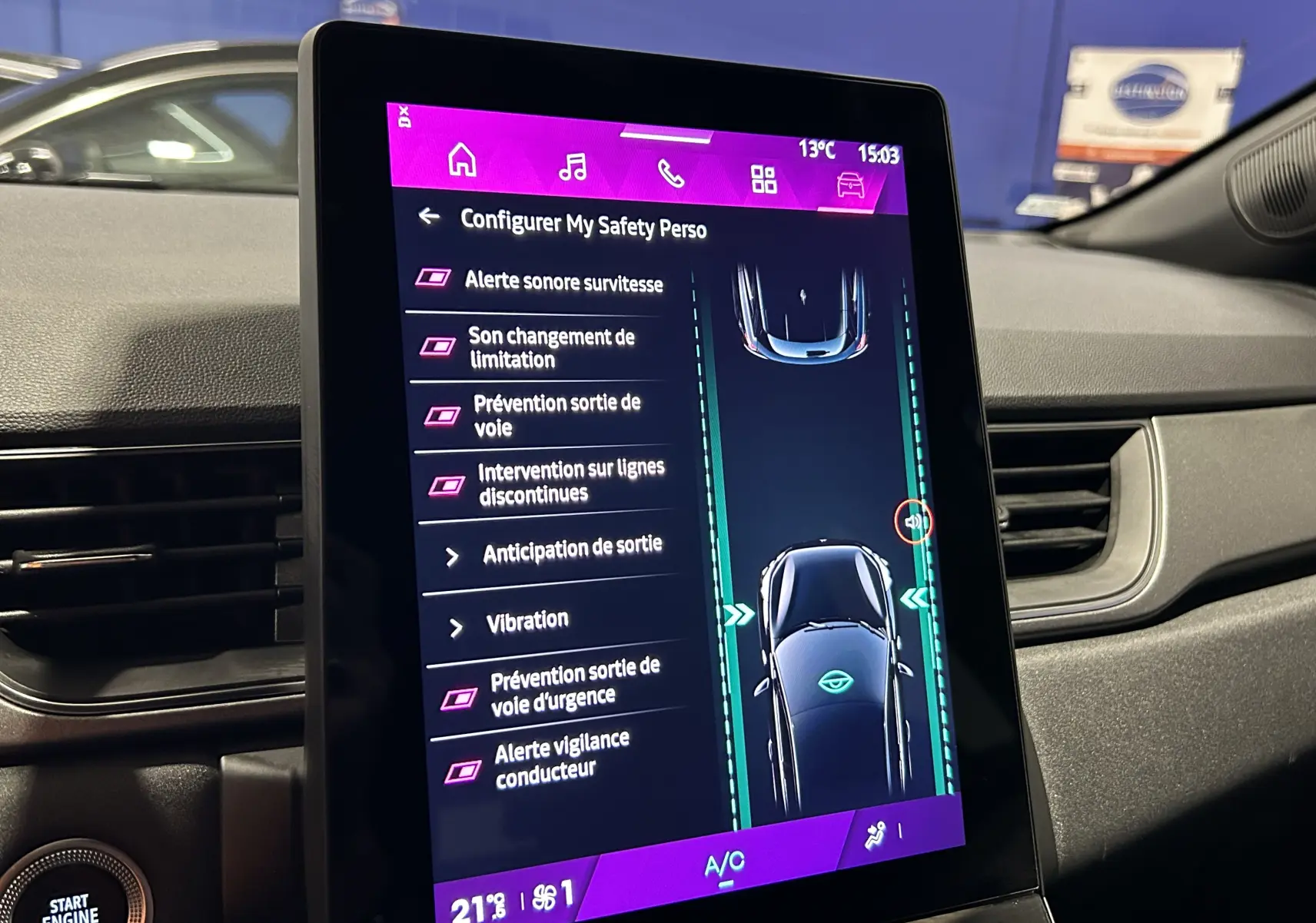 Écran tactile central du tableau de bord montrant les options de sécurité du Renault Symbioz hybride 2025.