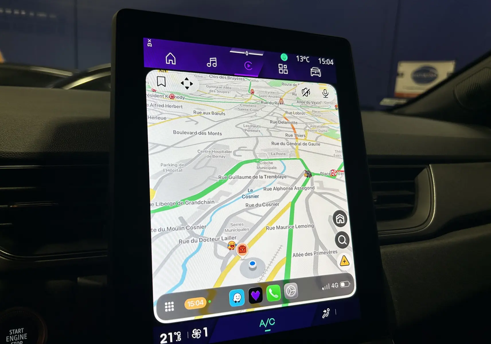 Écran tactile central affichant le GPS dans l'habitacle d'une Renault Symbioz blanc nacré, vue de face.