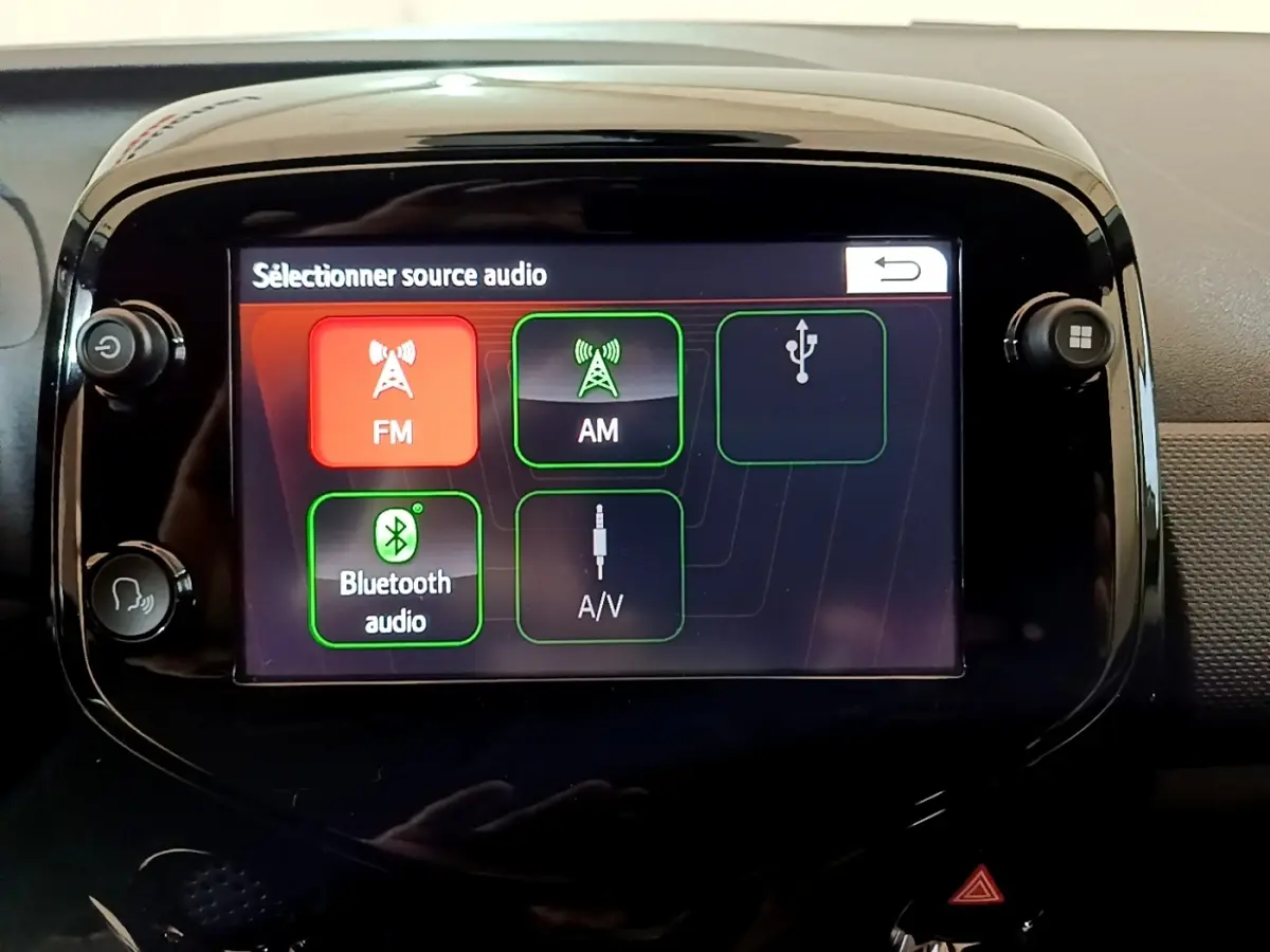 Écran tactile central de la Citroën C1 2019 affichant les options audio FM, AM, Bluetooth et A/V.
