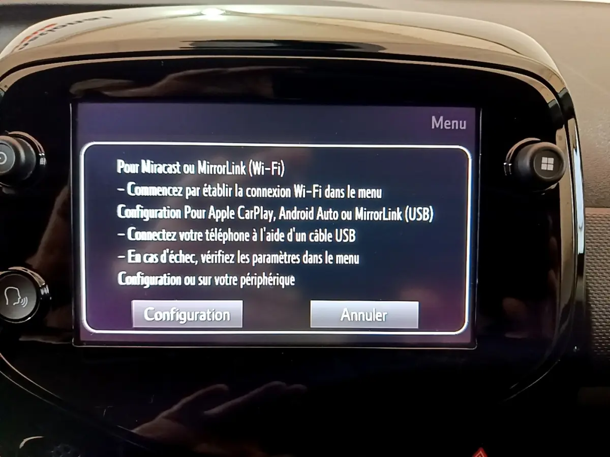 Écran tactile central de la Citroën C1 gris clair, affichant les options de connexion Apple CarPlay et MirrorLink.